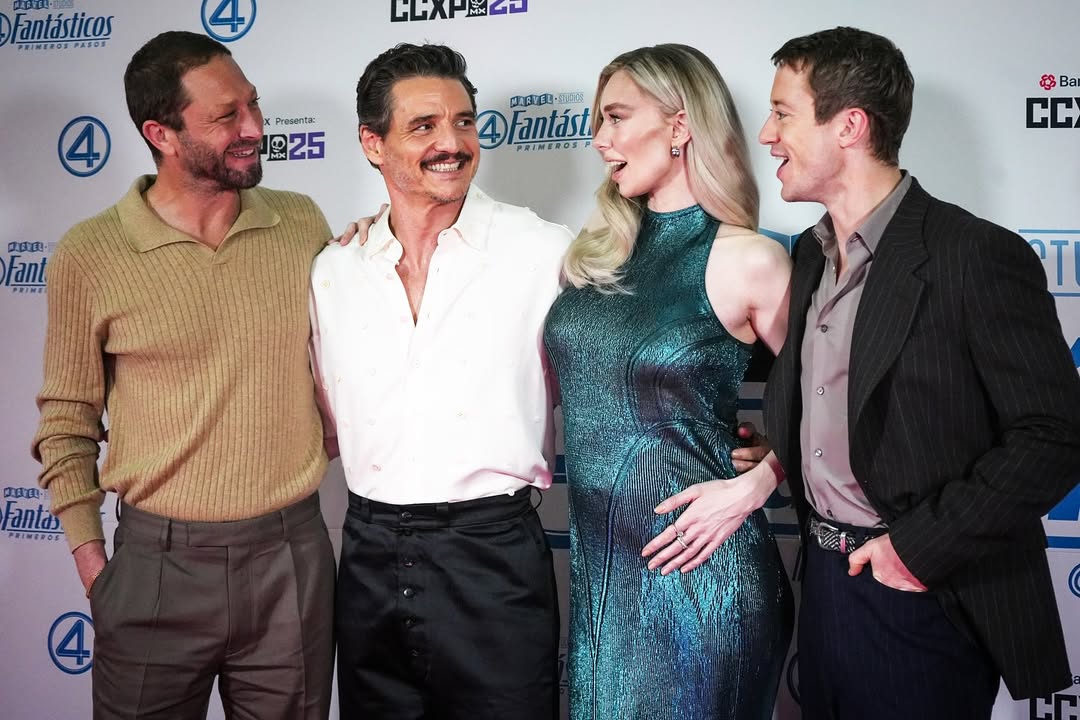 Hoy_estuve_frente_a_Los_Cuatro_Fantasticos_y_si____tuve_a_pedrito_enfrentito_de_mi__pascalispunk__vanessa__kirby__ebonmossbachrach__marvelstudios__fantasticfour__ccxp_mx__josephquinn__fantasticfour__pedropascal__28129.jpg
