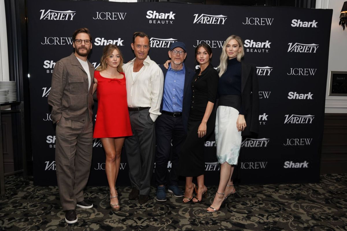 Click to view full size image
==============
Variety_TIFF_Step___Repeat_-_Day_2_28229.jpg Variety_TIFF_Step___Repeat_-_Day_2_28229.jpg